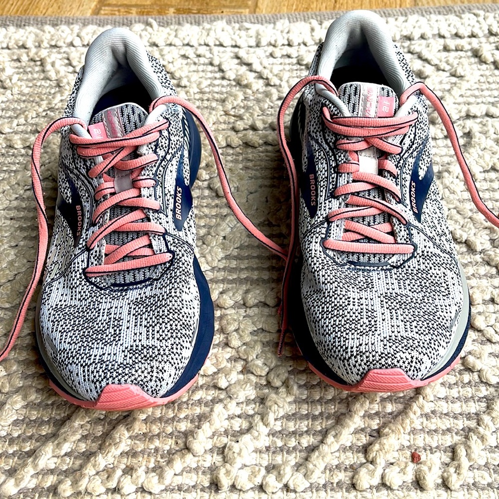 Woman’s Brooks Adrenaline 21 running sneaker!